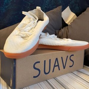 LIKE NEW White Casual Sneakers.. comfy, washable, lightweight and packable!